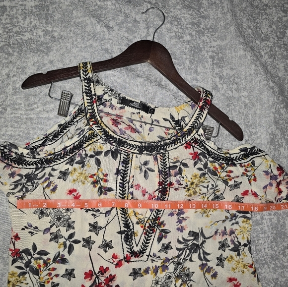 BKE Women,s Embroidered Cold Shoulder floral Top  Size M - Picture 6 of 8